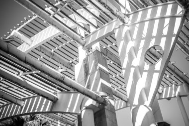 Terminal, dövme çelik yapı, metal çubuklarla metal çatı ve