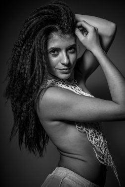 genç kız korse dizelerinde poz 