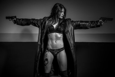 Kız ceket tabanca ile poz