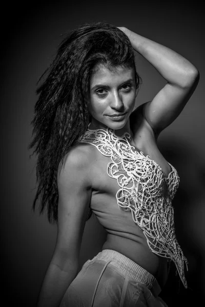 Jeune fille posant dans corset cordes — Photo