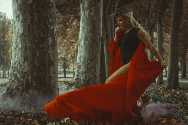 kask ve cape poz kadın