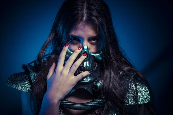 Dívka pózuje s kovovým lebka maska — Stock fotografie