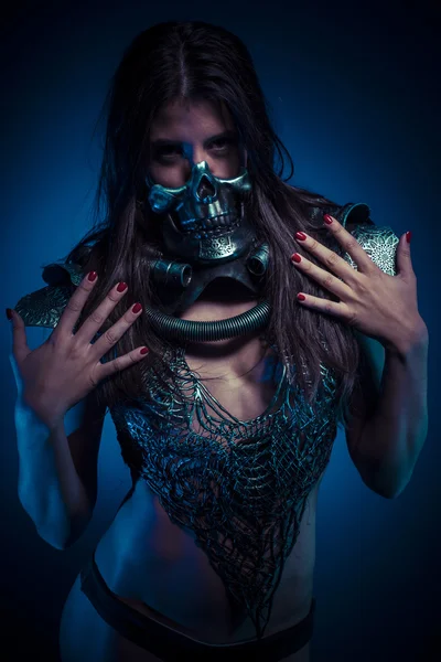 Dívka pózuje s kovovým lebka maska — Stock fotografie