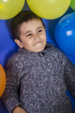 renkli balon ile oynayan çocuk