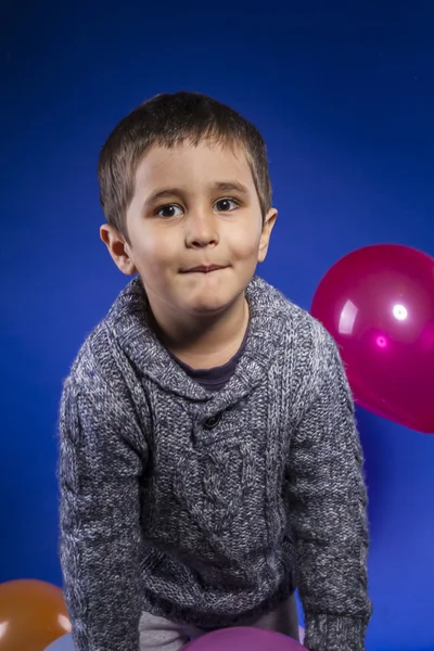 Kind spielt mit bunten Luftballons — Stockfoto