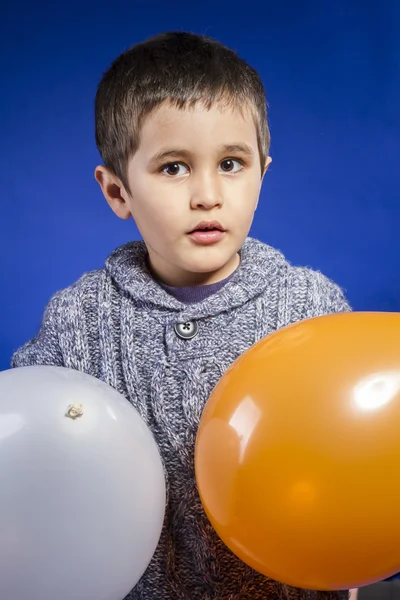 Kind spielt mit bunten Luftballons — Stockfoto