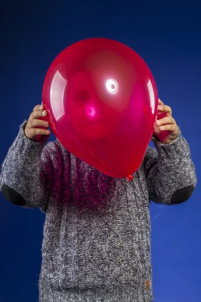 Niño jugando con globo de colores —  Fotos de Stock