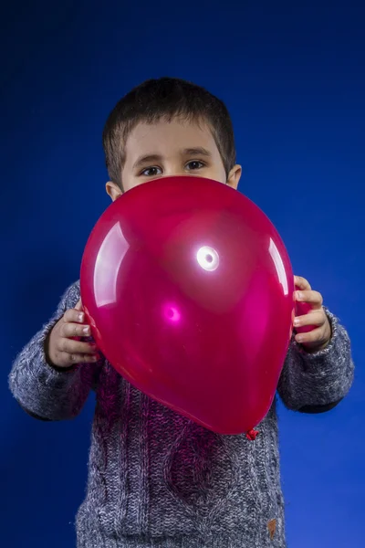 Barn leker med färgad ballong — Stockfoto