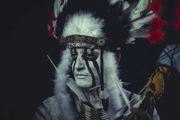 American Indian chief bedrijf bijl — Stockfoto