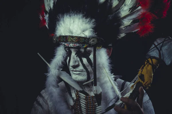 American Indian chief innehav axe — Stockfoto