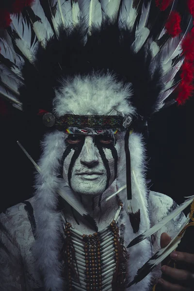 American Indian chief gospodarstwa topór — Zdjęcie stockowe