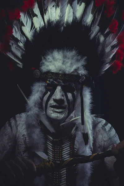 American Indian chief innehav axe — Stockfoto