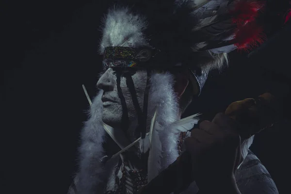 美洲印第安人首席持斧 — 图库照片