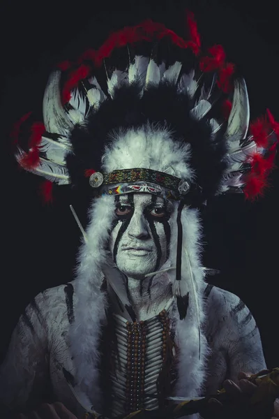 American Indian chief innehav axe — Stockfoto