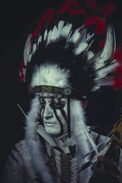 Jefe indio americano sosteniendo hacha — Foto de Stock