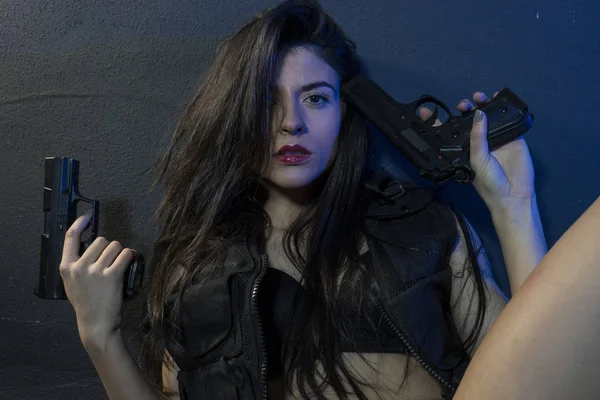 Hermosa chica sosteniendo armas de fuego — Foto de Stock