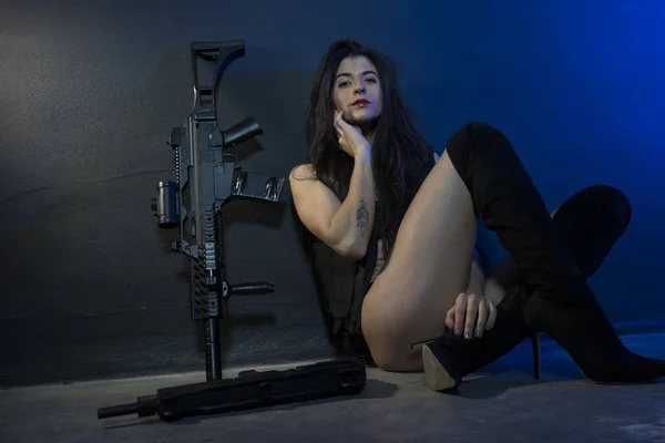 Belle fille posant avec des armes — Photo