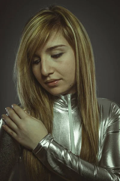 Jovem mulher posando em jaqueta de prata — Fotografia de Stock