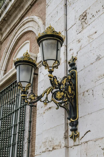 Декоративные лампы на здании — стоковое фото
