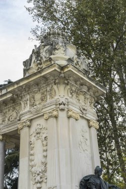 Anıt, çeşmeler ve Madrid bahçelerinde