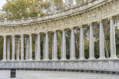 Anıt, çeşmeler ve Madrid bahçelerinde