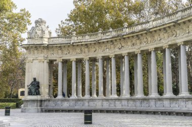 Anıt, çeşmeler ve Madrid bahçelerinde