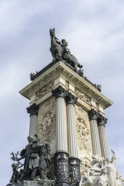 Anıt, çeşmeler ve Madrid bahçelerinde