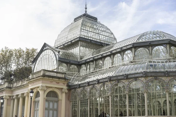 Palacio de cristal de Madrid en el jardín del retiro — Foto de Stock