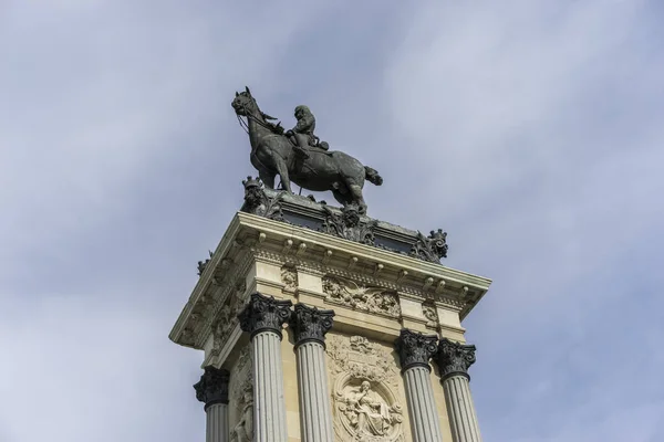 Monumento, fontes e jardins em Madrid — Fotografia de Stock
