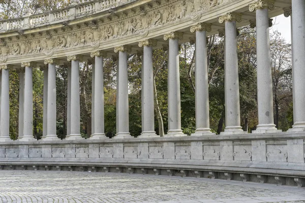 Denkmal, Brunnen und Gärten in Madrid — Stockfoto