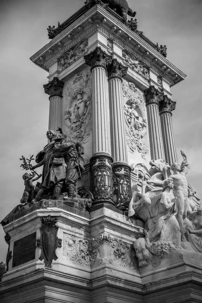 Monument, fonteinen en tuinen in Madrid — Stockfoto