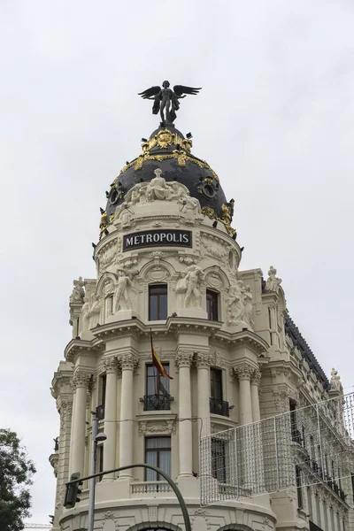 Enkelvoud gebouw in het centrum van Madrid — Stockfoto