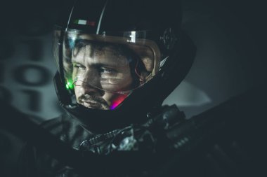 Metalik kask ve lazer ışın silahı ile alan adam