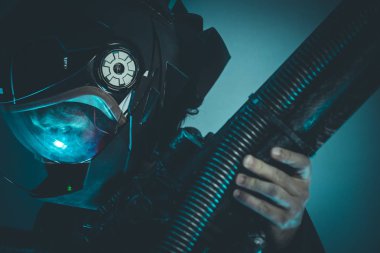 Alan adam metal kask ve lazer ışın silahı