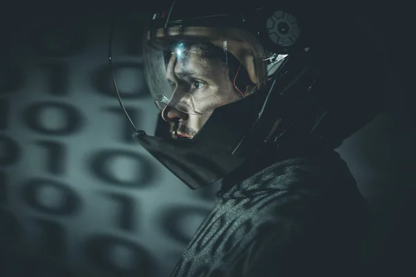 Homem do espaço com capacete metálico e arma de raio laser — Fotografia de Stock