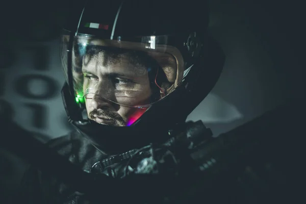 Homem do espaço com capacete metálico e arma de raio laser — Fotografia de Stock