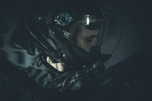 금속 헬멧 및 레이저 빔 무기 공간 남자 — 스톡 사진