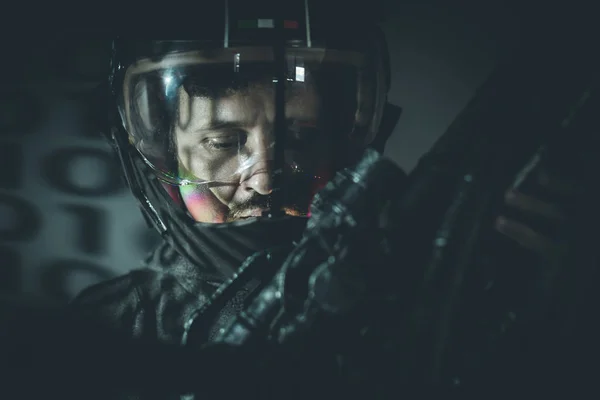 与金属头盔和激光射束武器空间人 — 图库照片