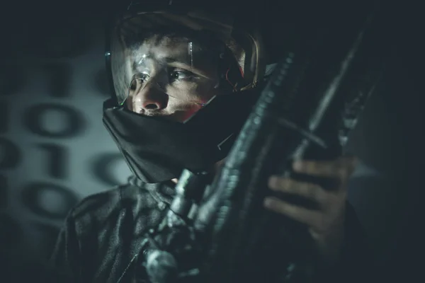 Hombre del espacio con casco de metal y arma láser — Foto de Stock