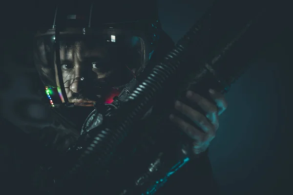 Uomo dello spazio con casco in metallo e arma laser fascio — Foto Stock