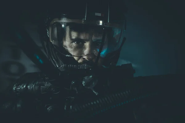 Hombre del espacio con casco metálico y arma láser — Foto de Stock