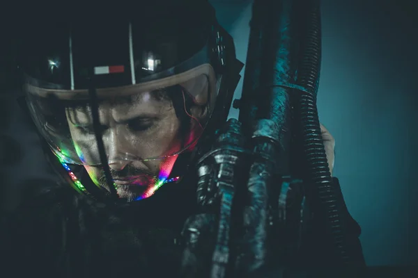 Uomo dello spazio con casco in metallo e arma laser fascio — Foto Stock
