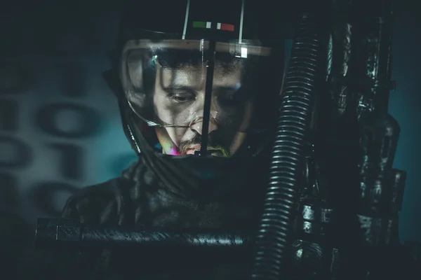 Homem do espaço com capacete metálico e arma de raio laser — Fotografia de Stock