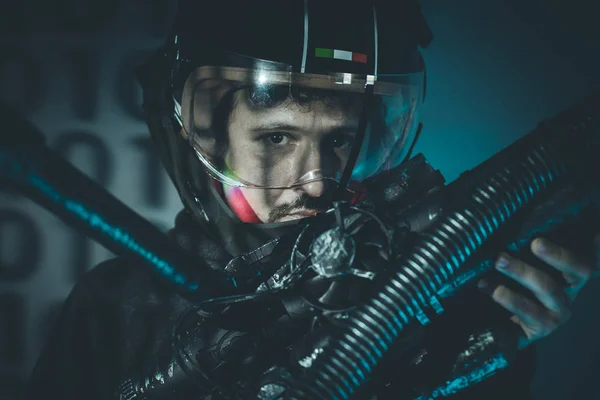 Hombre del espacio con casco metálico y arma láser — Foto de Stock