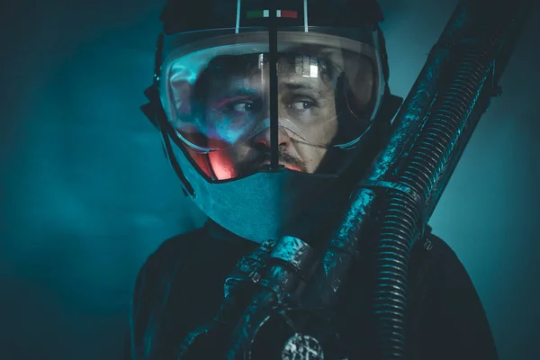 Hombre del espacio con casco de metal y arma láser —  Fotos de Stock