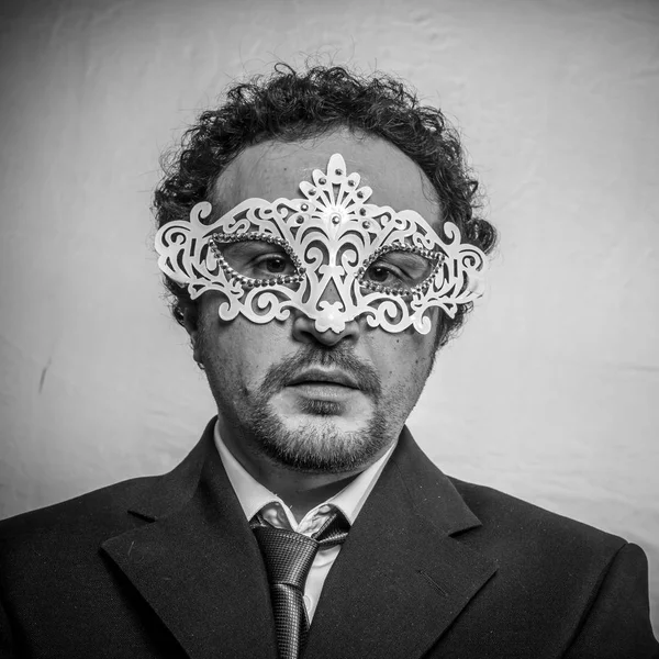 Homem de negócios sensual e misterioso com máscara veneziana — Fotografia de Stock