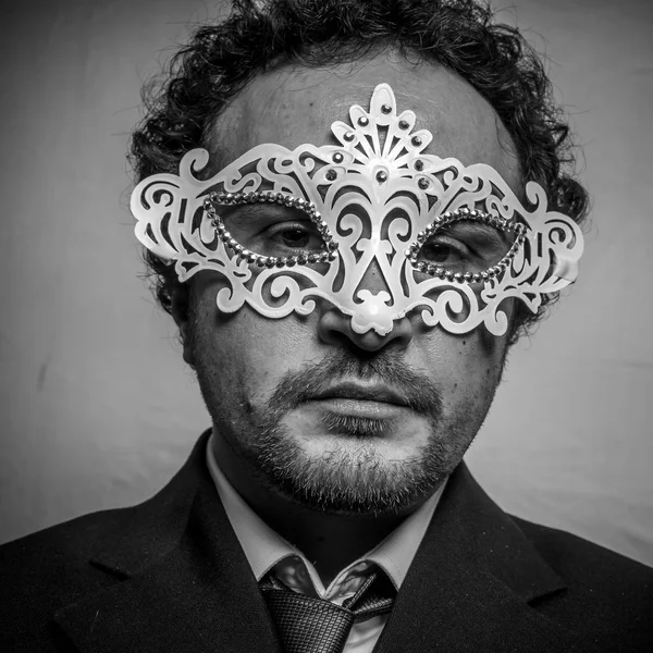 Sensuale e misterioso uomo d'affari con maschera veneziana — Foto Stock