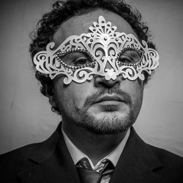 Homem de negócios sensual e misterioso com máscara veneziana — Fotografia de Stock