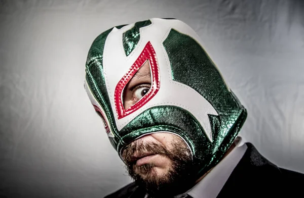 Meksika savaşçı maskesi ile kızgın işadamı — Stok fotoğraf