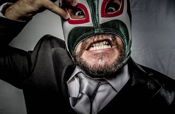 Homme d'affaires en colère avec masque de combattant mexicain — Photo